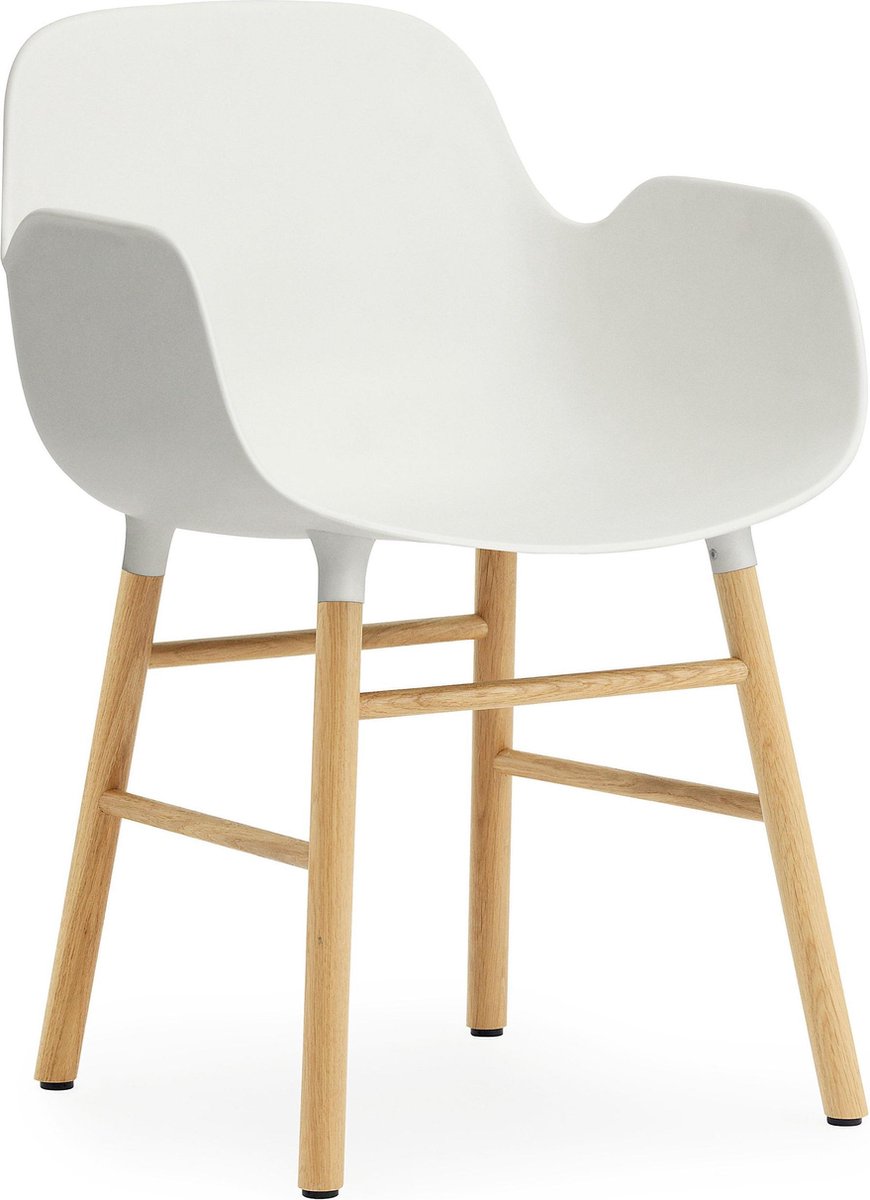 Normann Copenhagen Sedia con braccioli Form bianco, gambe in rovere