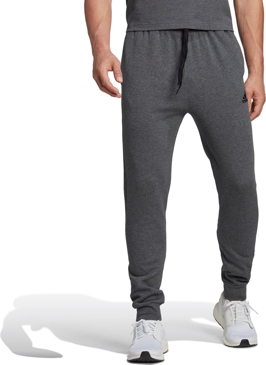Pantalón de chándal ajustado de felpa adidas Essentials