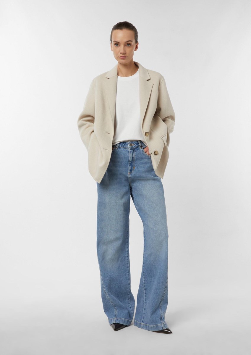 Hochgeschnittene Ausgeweitete Jeans Mit Ausgefranstem Saum Damenschnitt COMMA