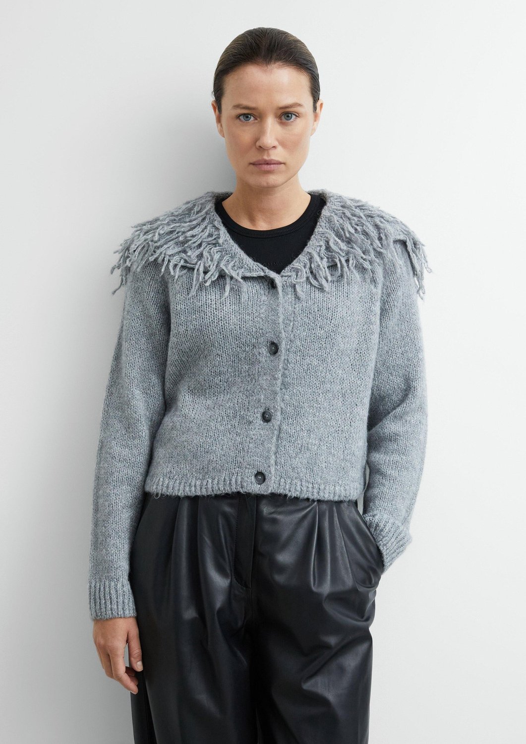 Kurz geschnittene Strickweste mit Fransenkragen Damen COMMA