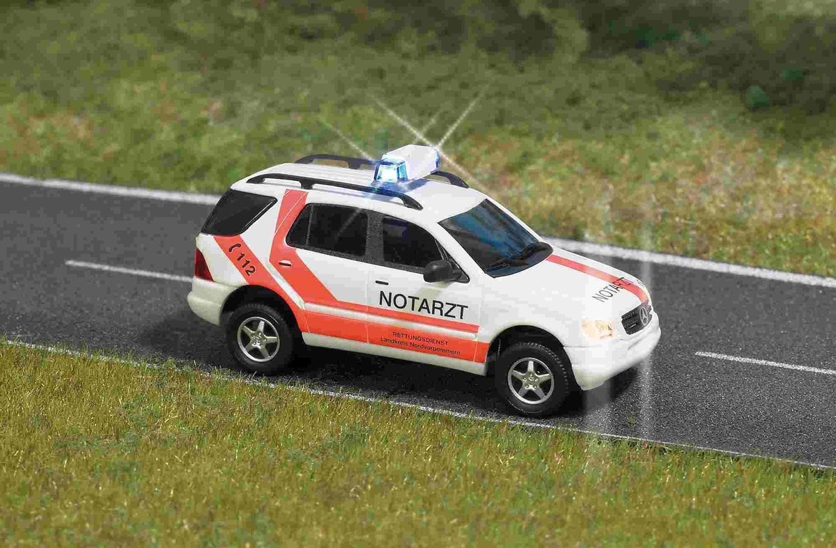Busch 5631 H0 Udrykningskøretøj model Mercedes Benz MB M-klasse lægebil (Busch)