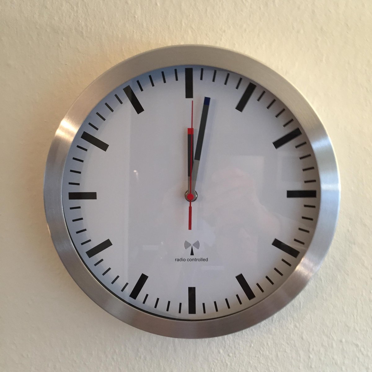 TFA Dostmann 60.3528.02 DCF Väggklocka 30 cm x 45 mm Aluminium Smygande urverk (tystgående)