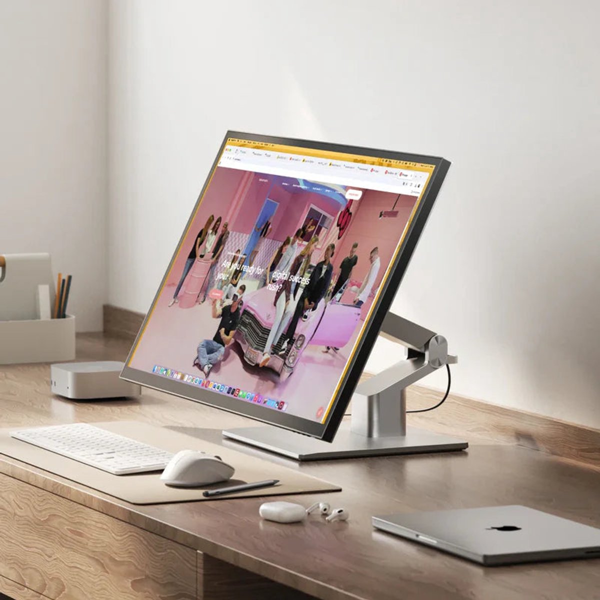Alogic TFT 32" Clarity 6K 60Hz+95WPD+Touch+fold stand USB-C