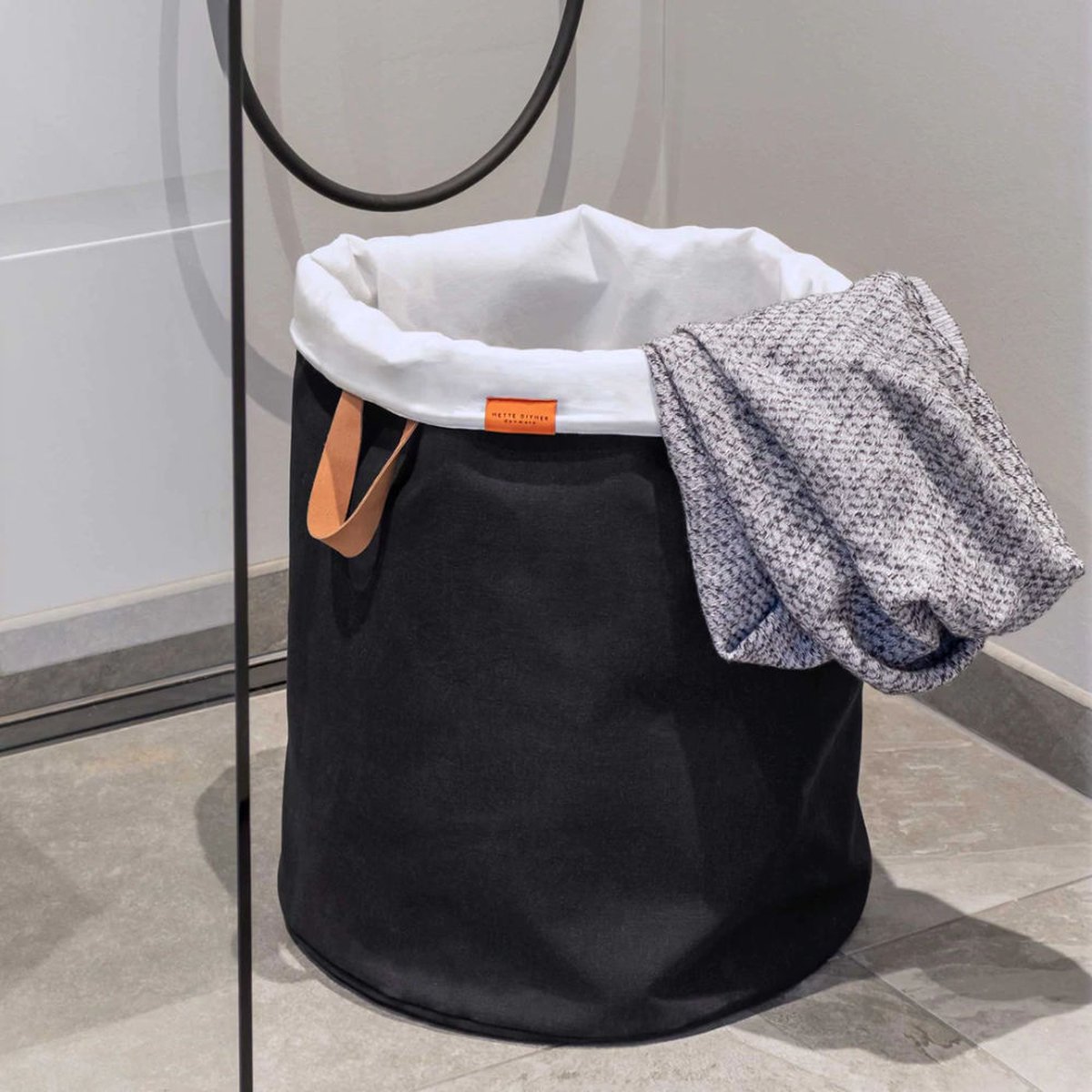 Mette Ditmer Cesta de la ropa Sort It Black
