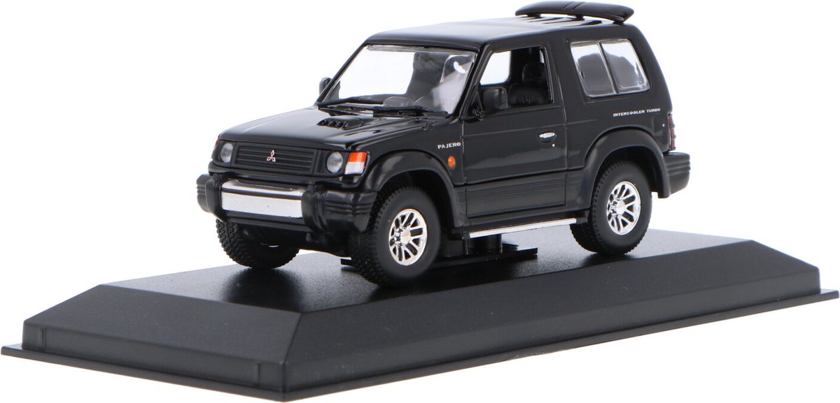 Mitsubishi Pajero Baujahr 1991 schwarz 1:43 Minichamps