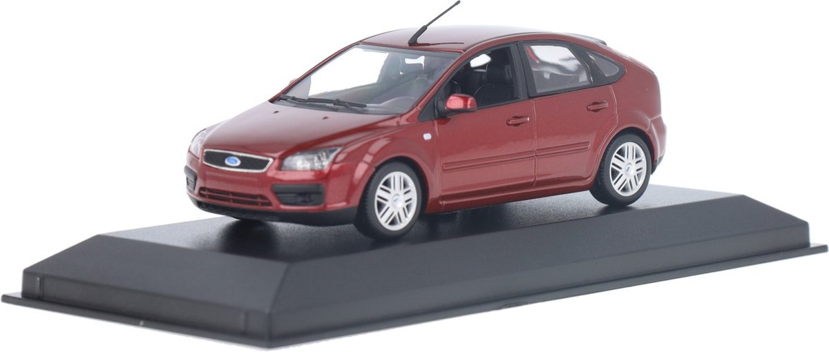 Ford Focus Baujahr 2004 dunkelrot metallic 1:43 Minichamps