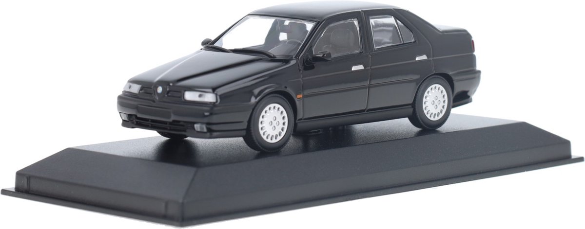 Alfa Romeo 155 Baujahr 1992 schwarz 1:43 Minichamps