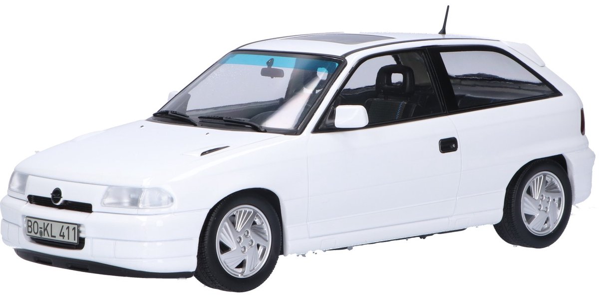 Opel Astra GSi Baujahr 1991 casablancaweiß 1:18 Norev