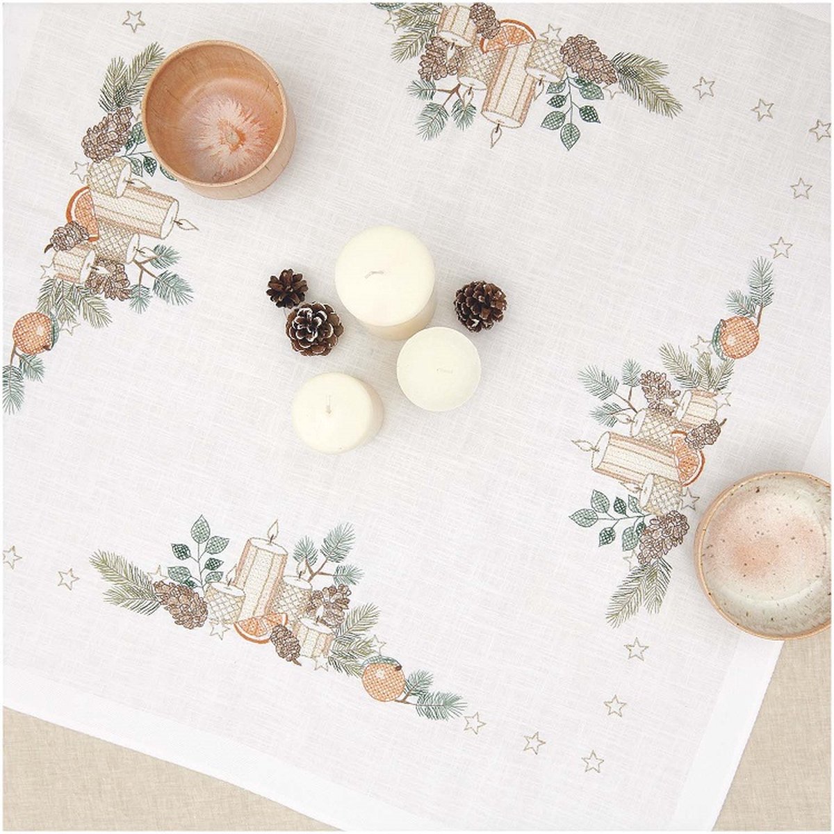 Rico Design Stickpackung Tischdecke Kerzen 90x90cm