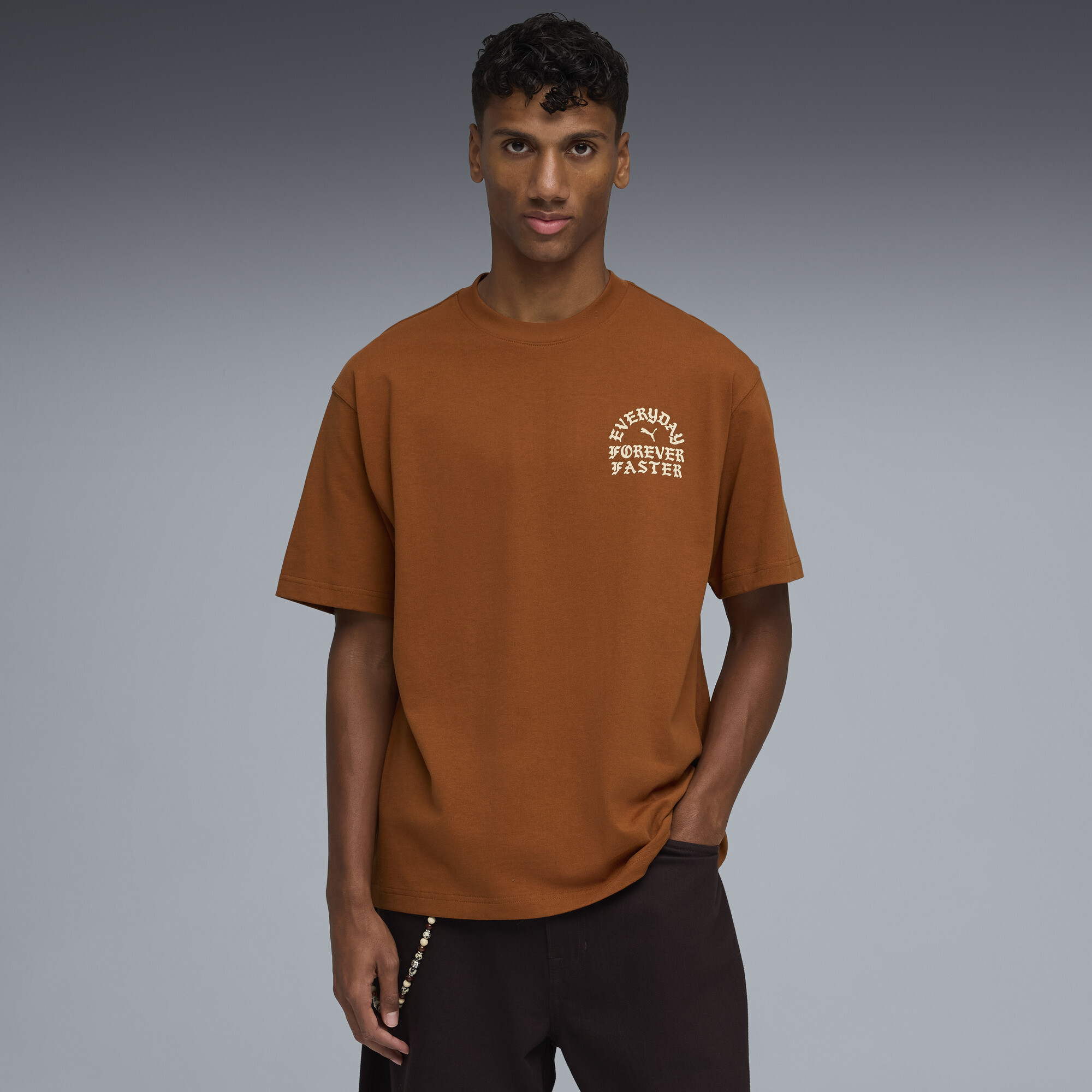 PUMA.NOW T-Shirt Herren, Kleidung, Braun, S