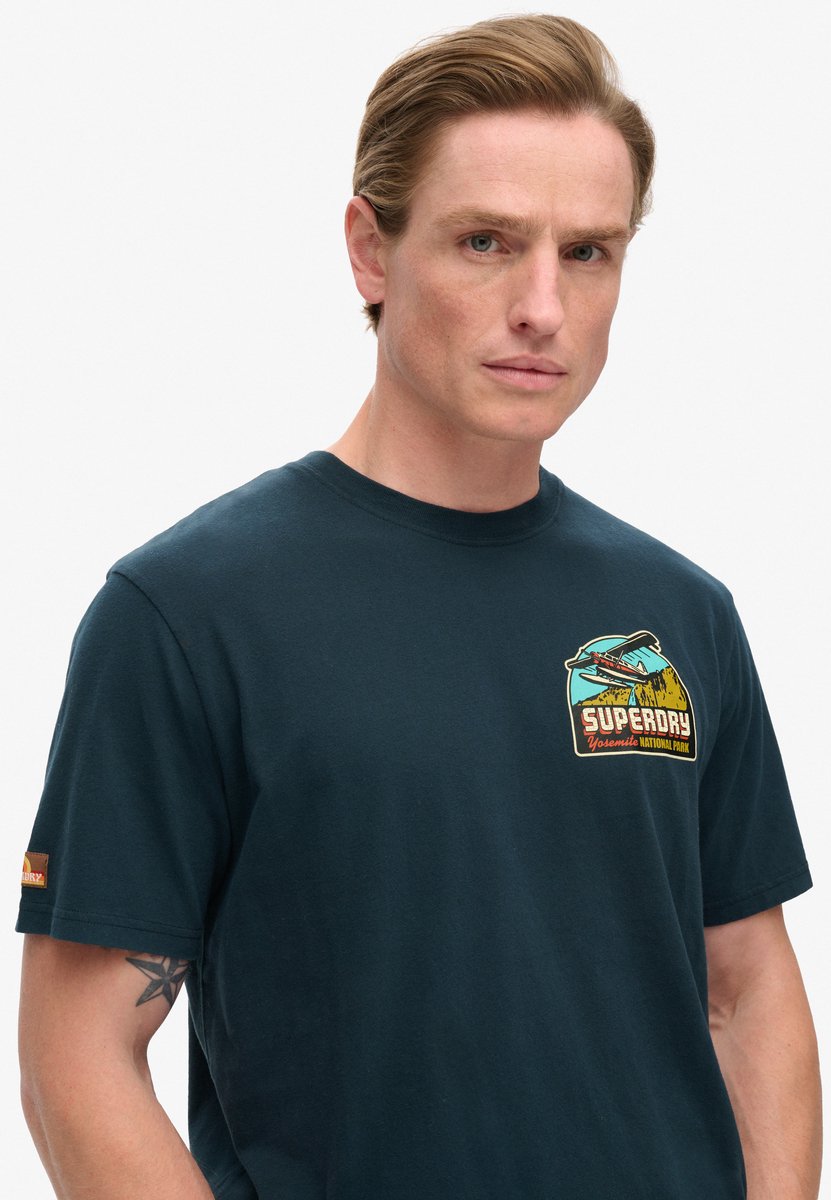 Superdry Herren Travel Postcard T-shirt mit Print im Brustbereich Marineblau - Größe: L