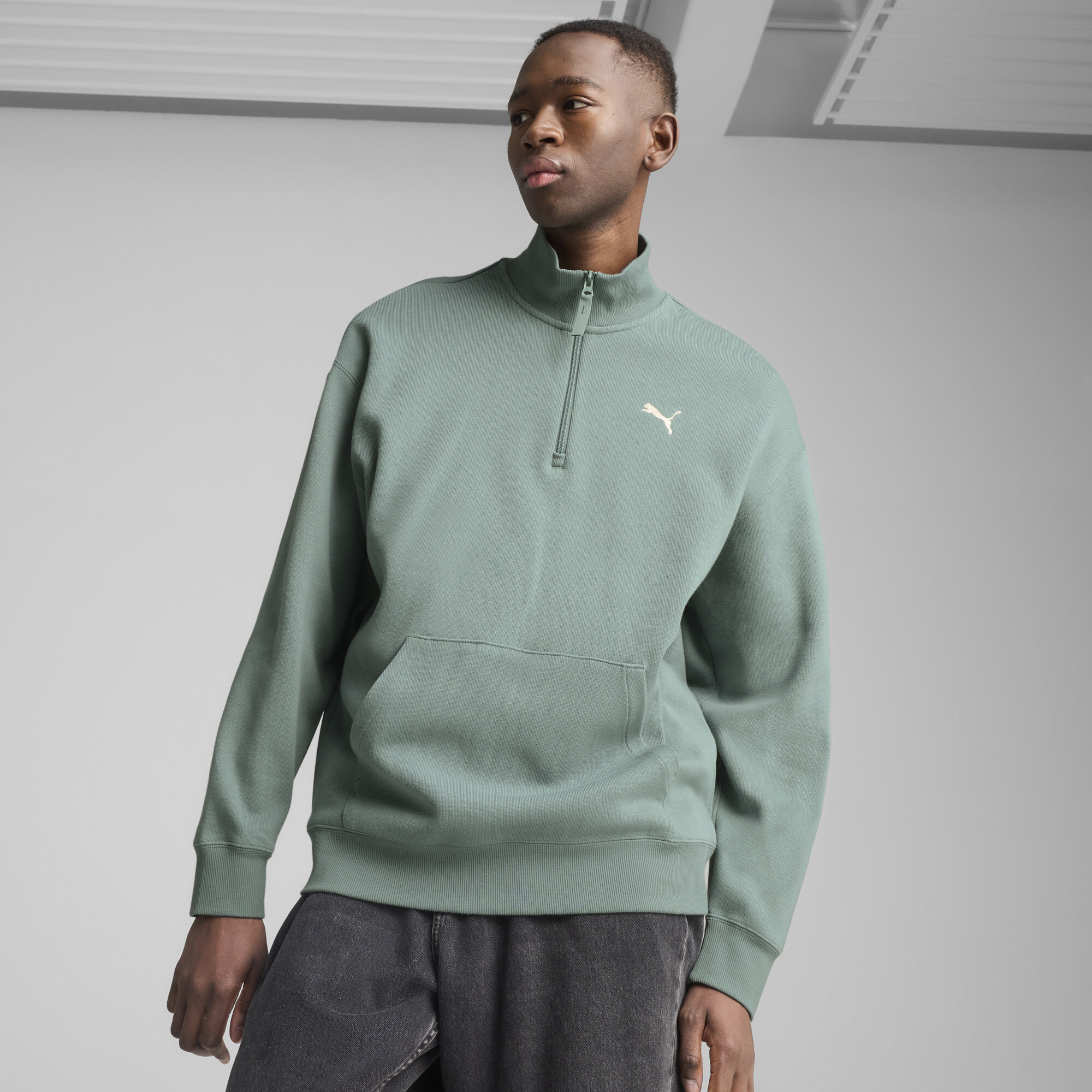 PUMA WARDROBE ESS Relaxed Rundhalsshirt mit halblangem Reißverschluss Herren, Kleidung, Grün, L