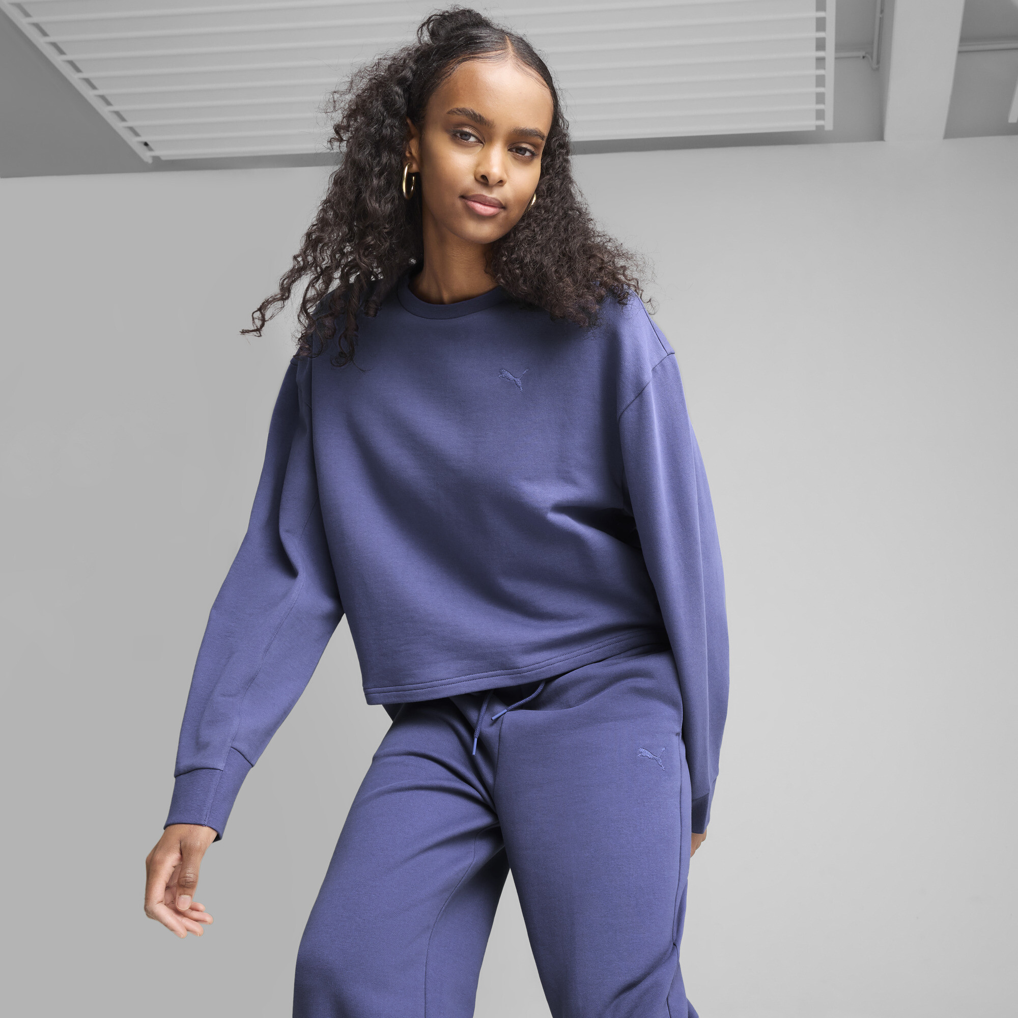 PUMA HER Relaxed Fit Crewneck Damen, Kleidung, Blau, L