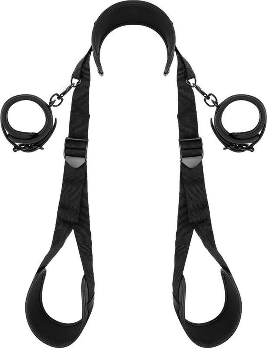 Fetish Submissive Posición Piernas Abiertas Con Esposas