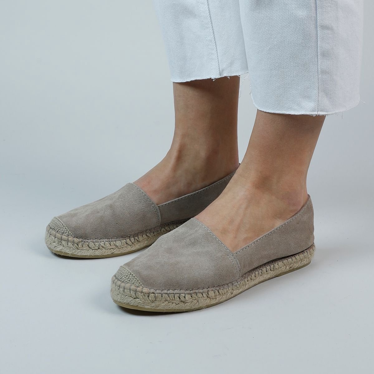 Taupefarbene Espadrilles aus Veloursleder
