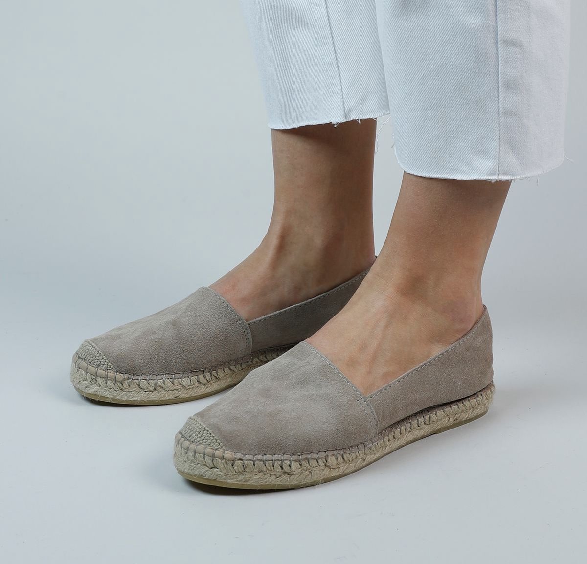 Taupefarbene Espadrilles aus Veloursleder
