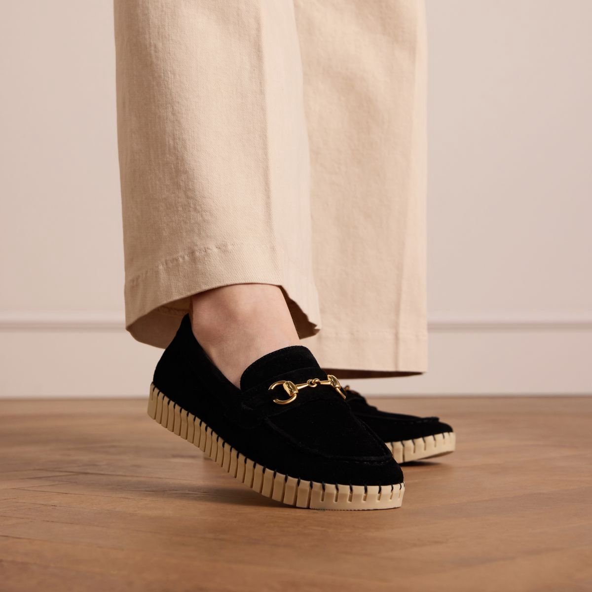Schwarze Veloursleder-Loafer mit goldfarbenem Detail