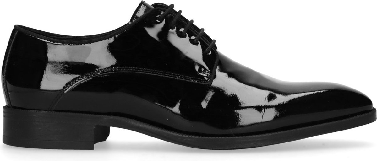 Schwarze Schnürschuhe aus Lackleder