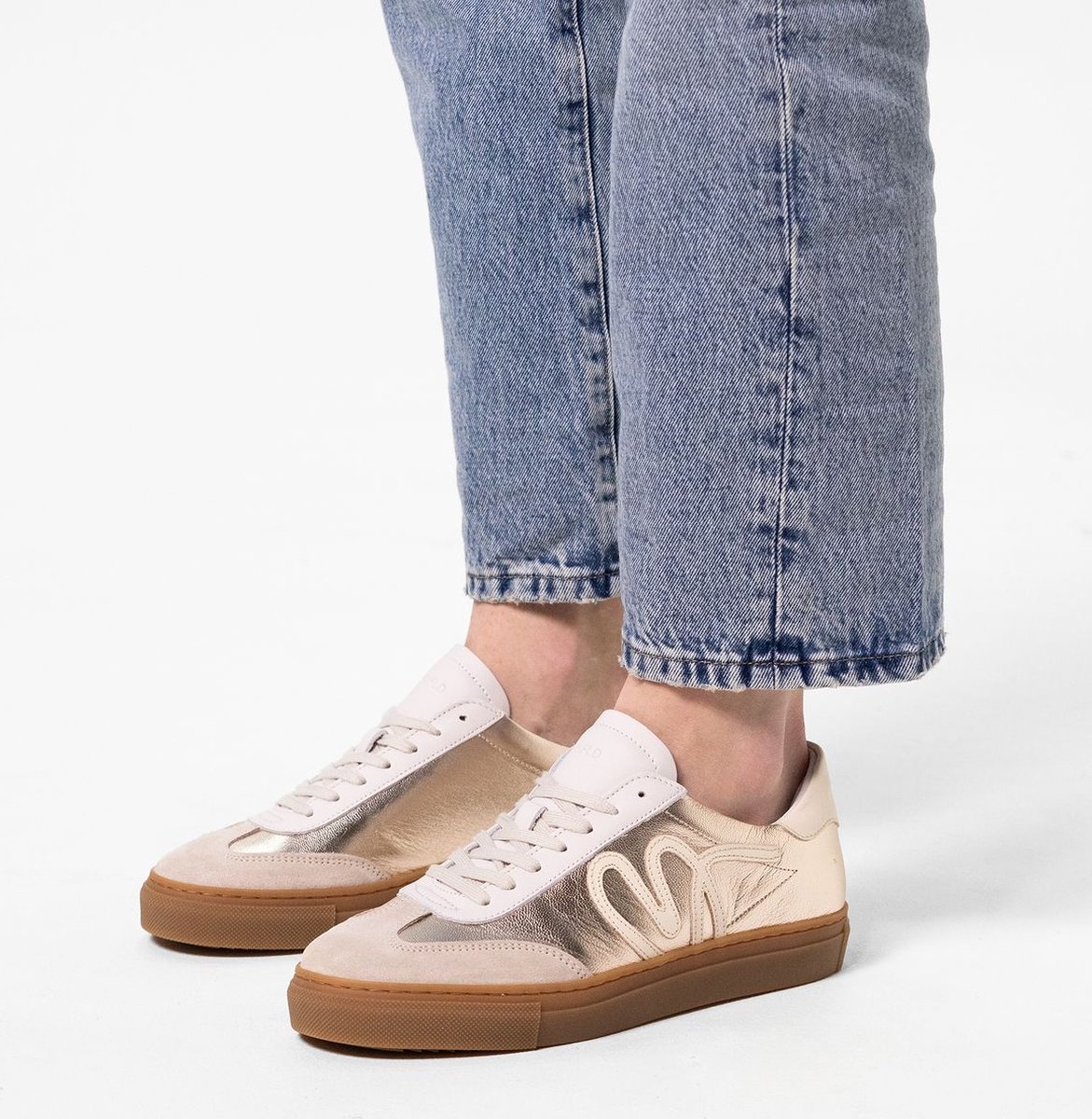 Goldfarbene Ledersneaker mit Veloursleder-Details