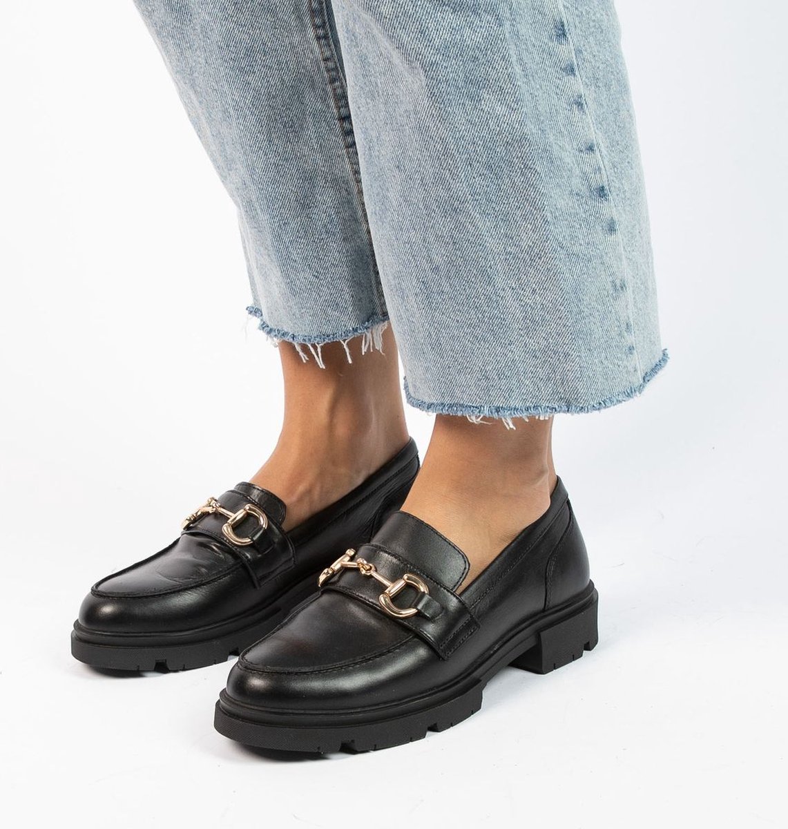 Schwarze Leder-Loafer mit goldfarbenem Detail