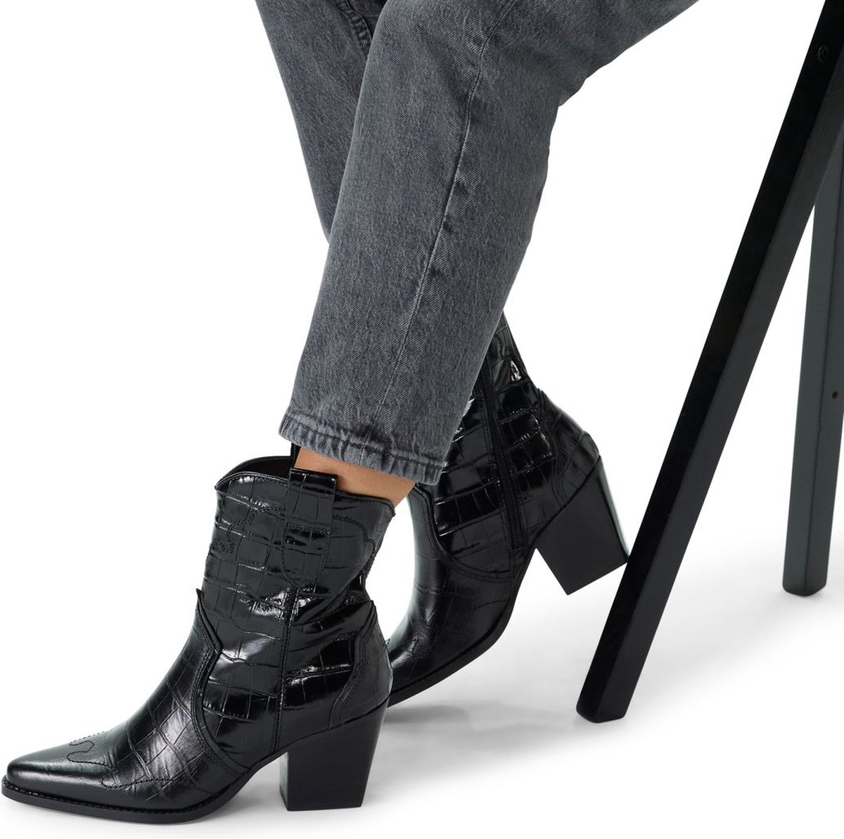 Schwarze Lederstiefeletten mit Absatz und Krokomuster