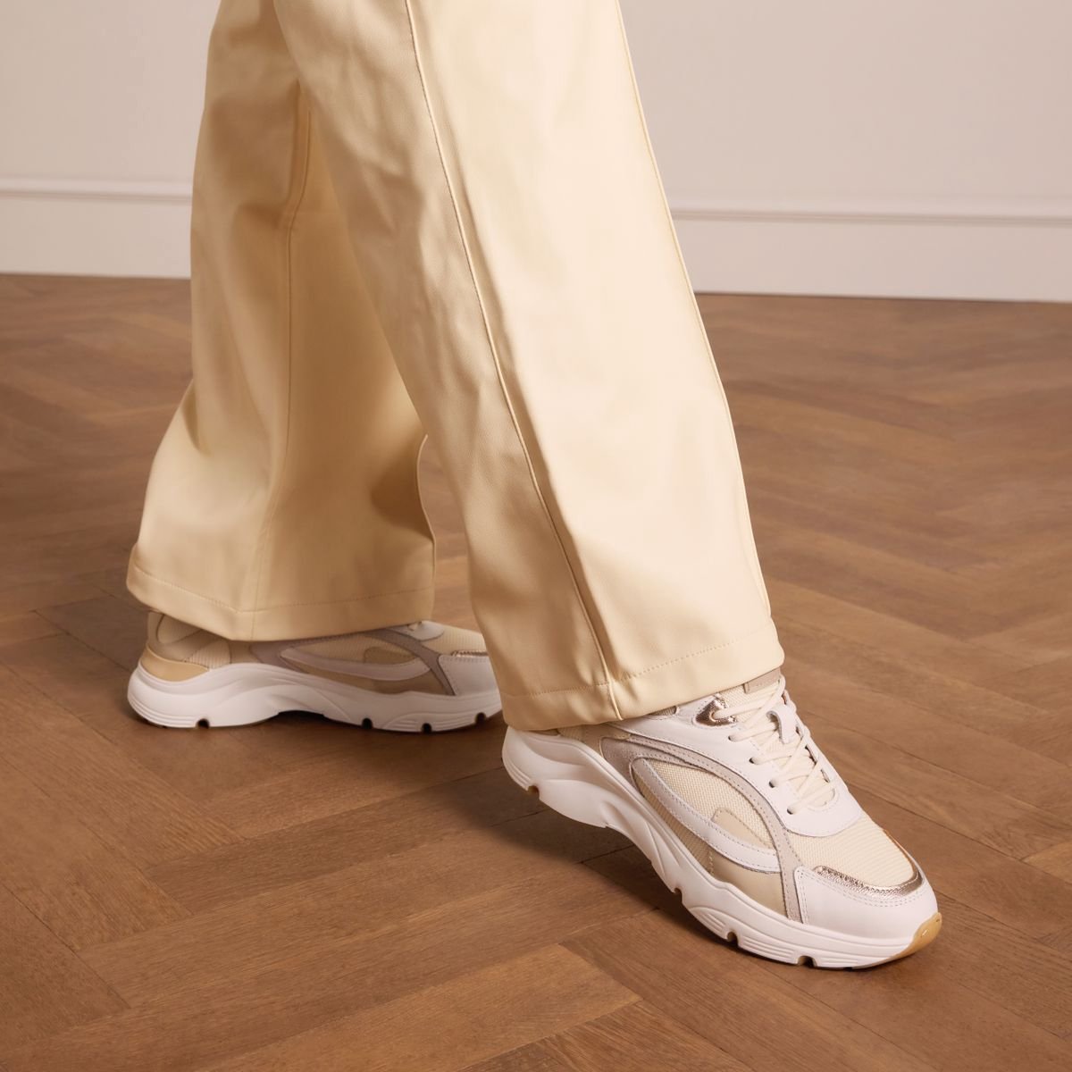 Weiße Ledersneaker mit Textil-Details