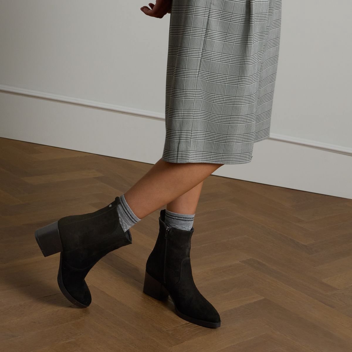 Schwarze Veloursleder-Stiefeletten mit Absatz