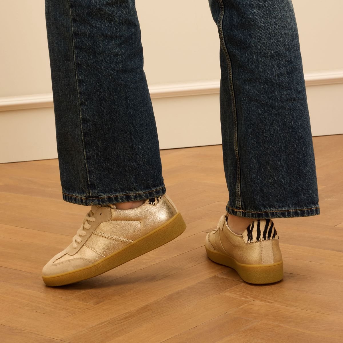 Goldfarbene Ledersneaker
