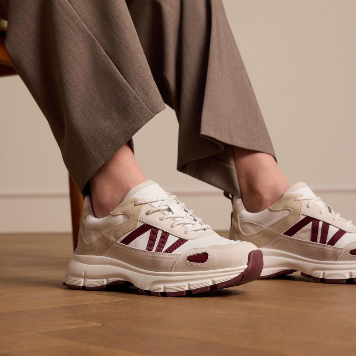 Weiße Ledersneaker mit beigefarbenen Details