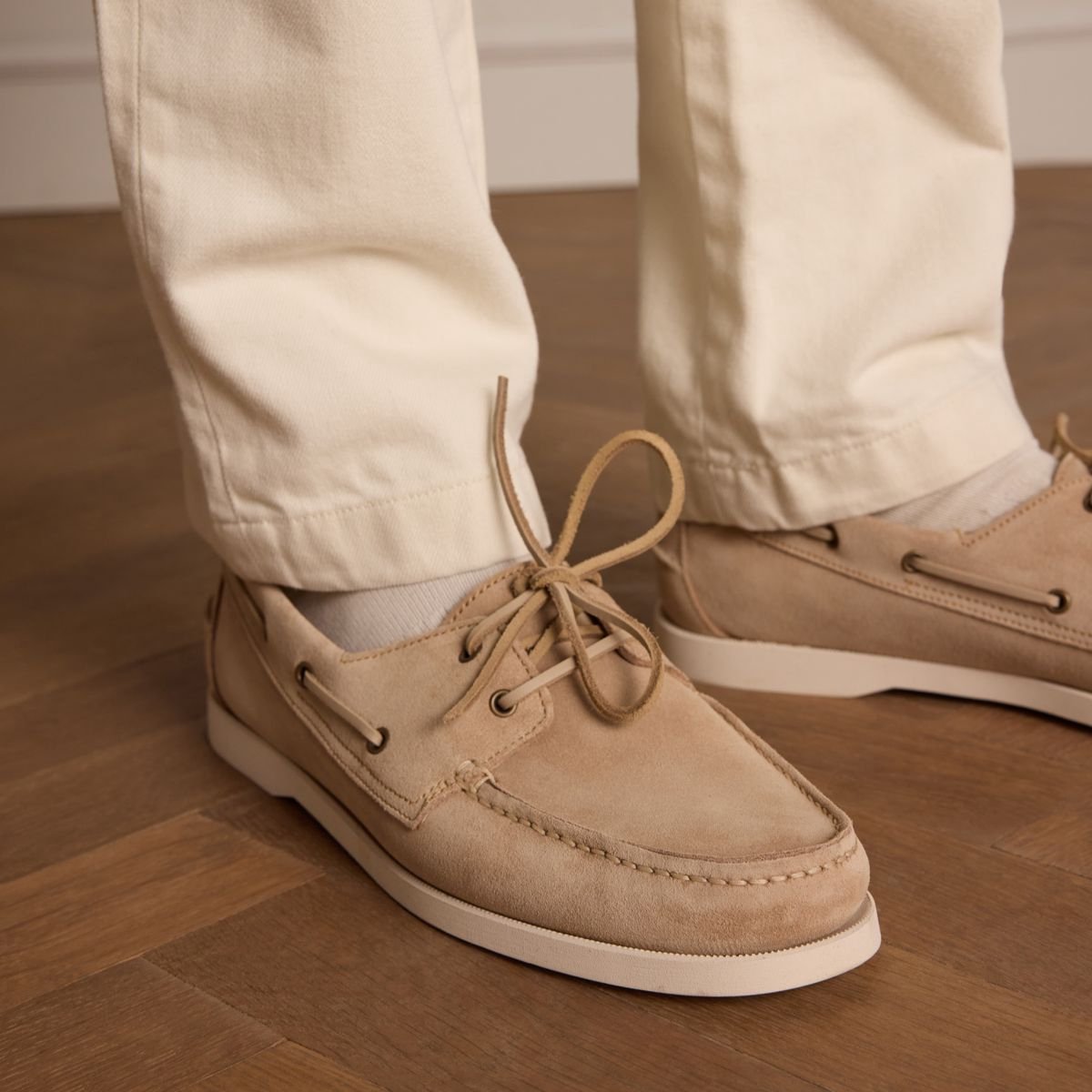 Beigefarbene Veloursleder-Boat shoes
