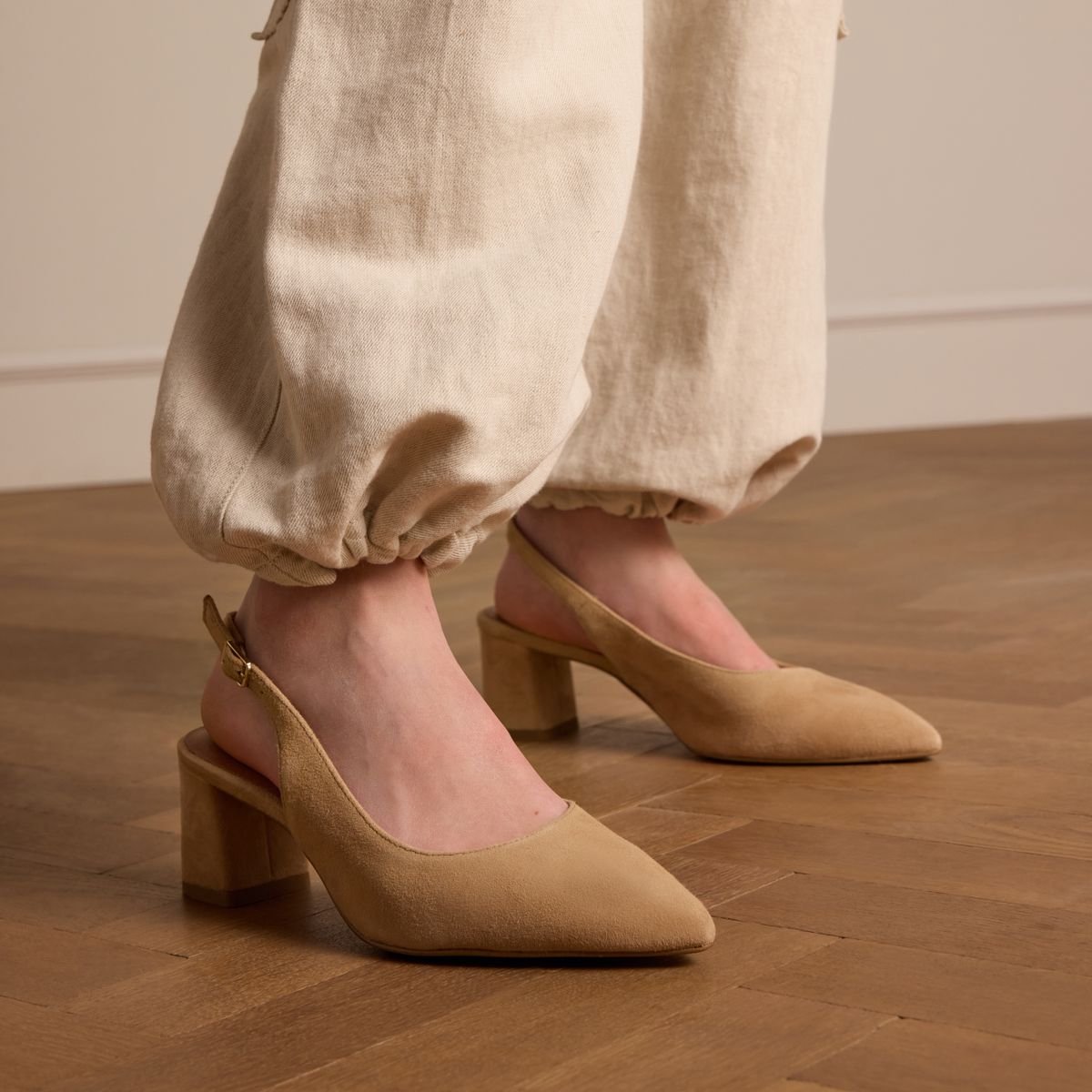 Beigefarbene Slingbackpumps aus Veloursleder