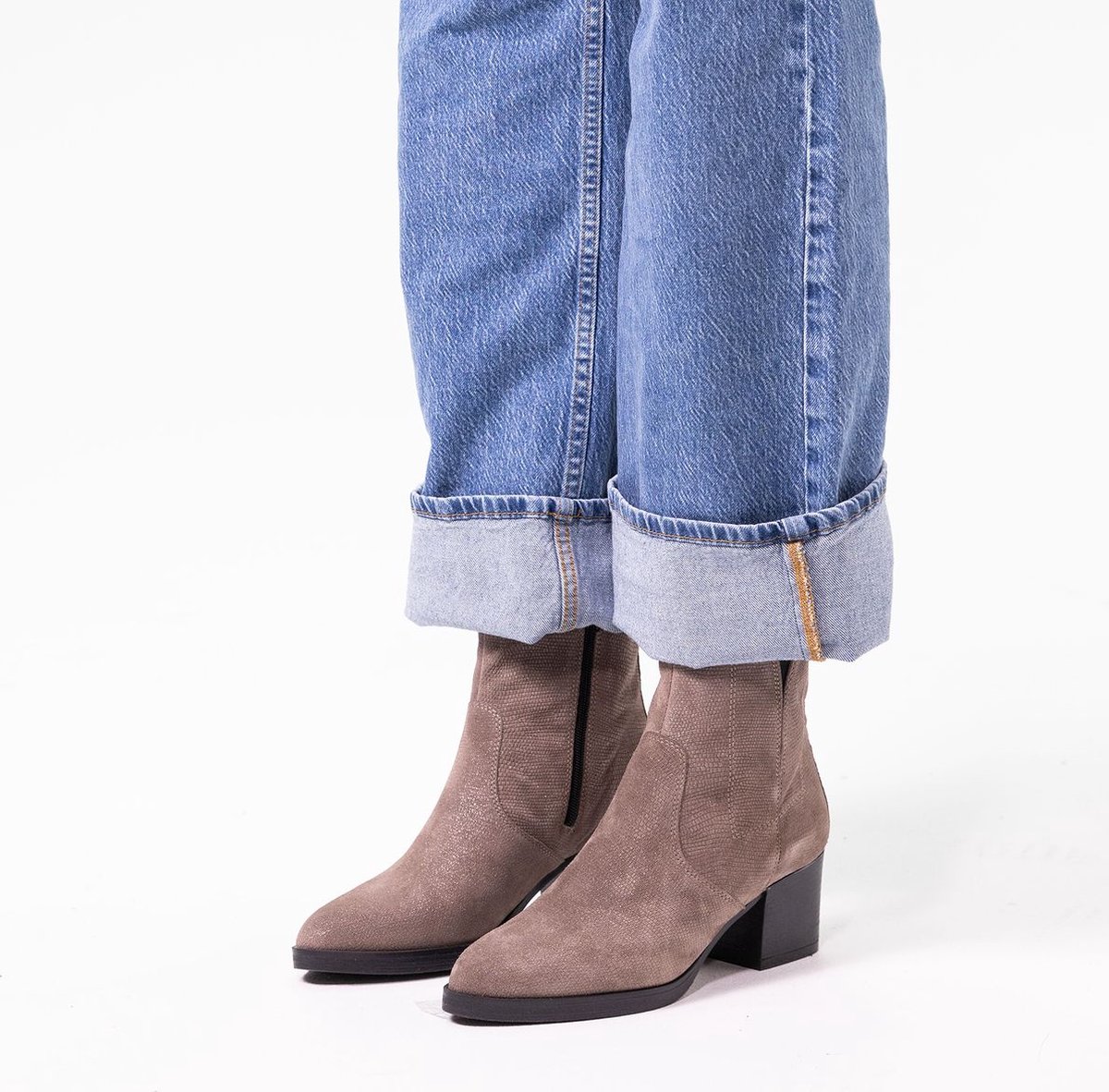 Taupefarbene Lederstiefeletten mit Absatz