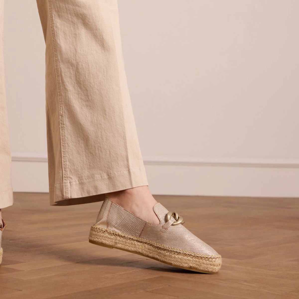 Goldfarbene Leder-Espadrilles mit Kette