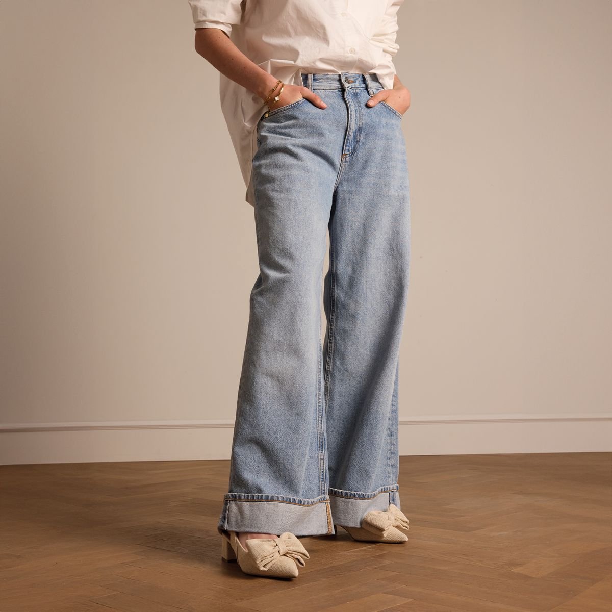 Beigefarbene Slingbackpumps mit Schleife