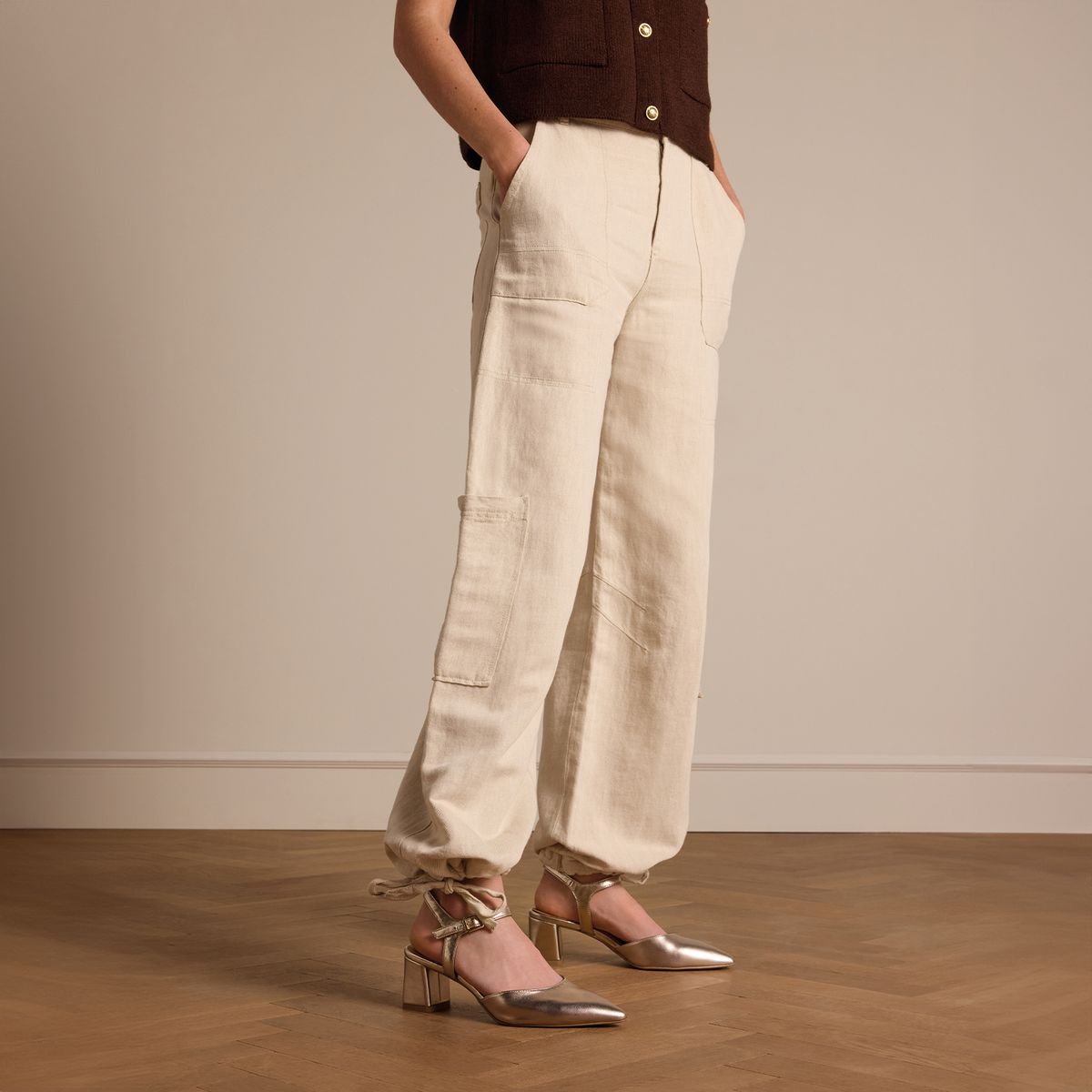 Goldfarbene Slingbackpumps aus Leder