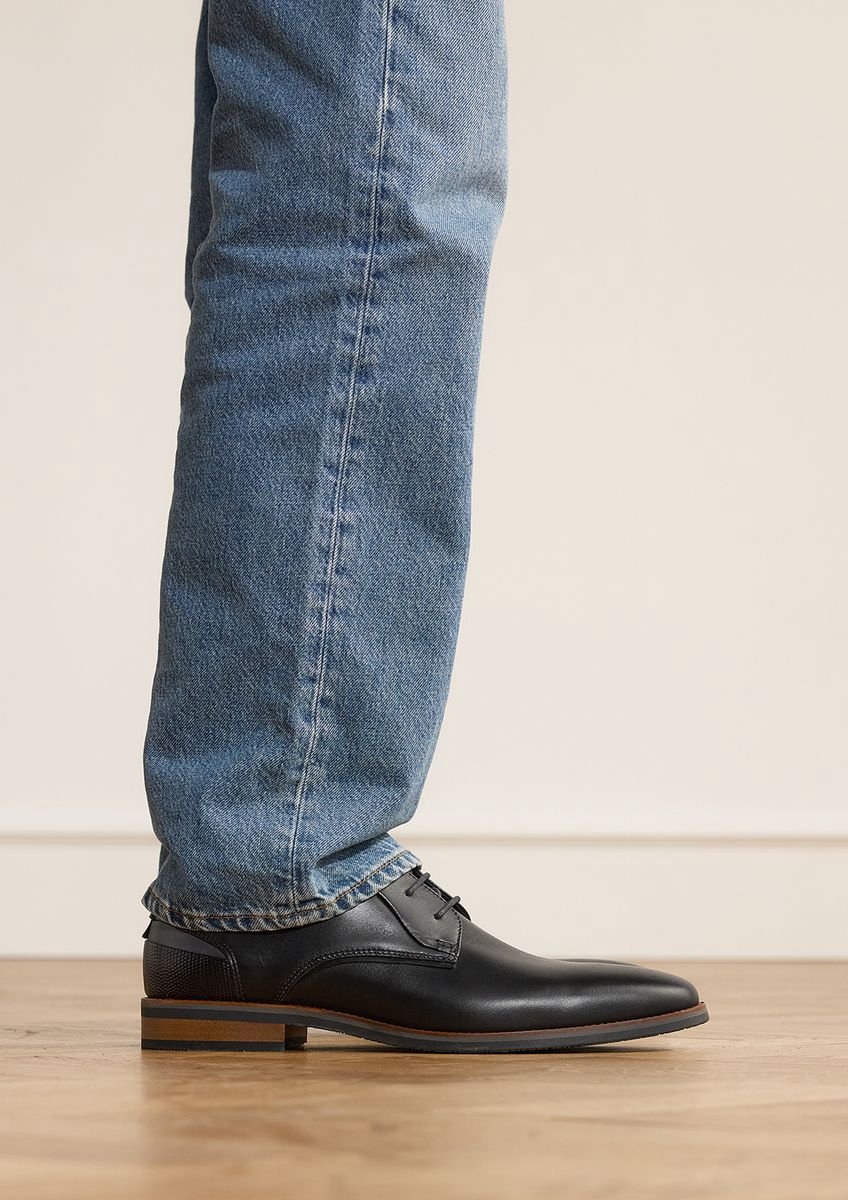 Schwarze Lederschnürschuhe