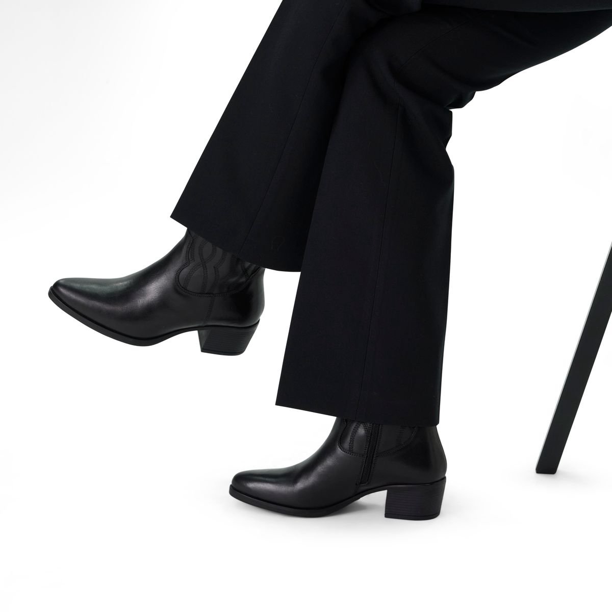 Schwarze Cowboystiefeletten aus Leder