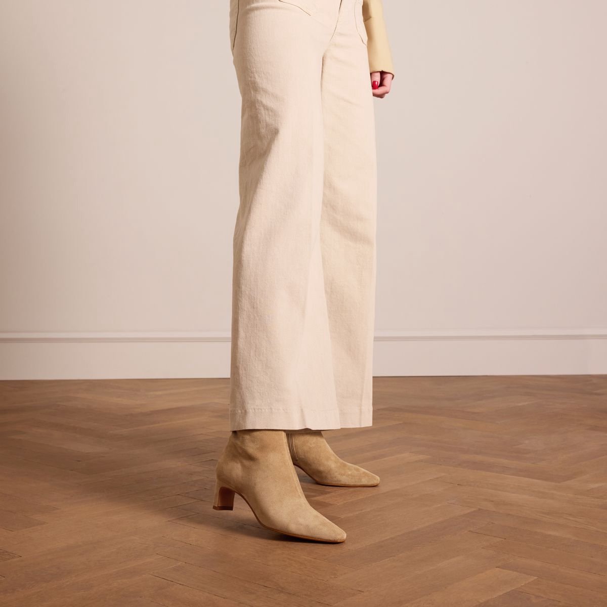 Beigefarbene Veloursleder-Stiefeletten mit Absatz