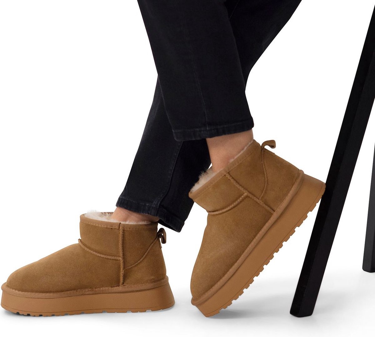 Beigefarbene Veloursleder-Snowboots mit Kunstfell