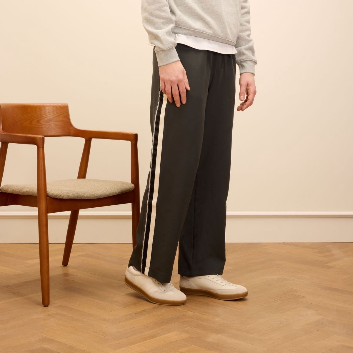 Offwhite Ledersneaker mit Veloursleder-Details