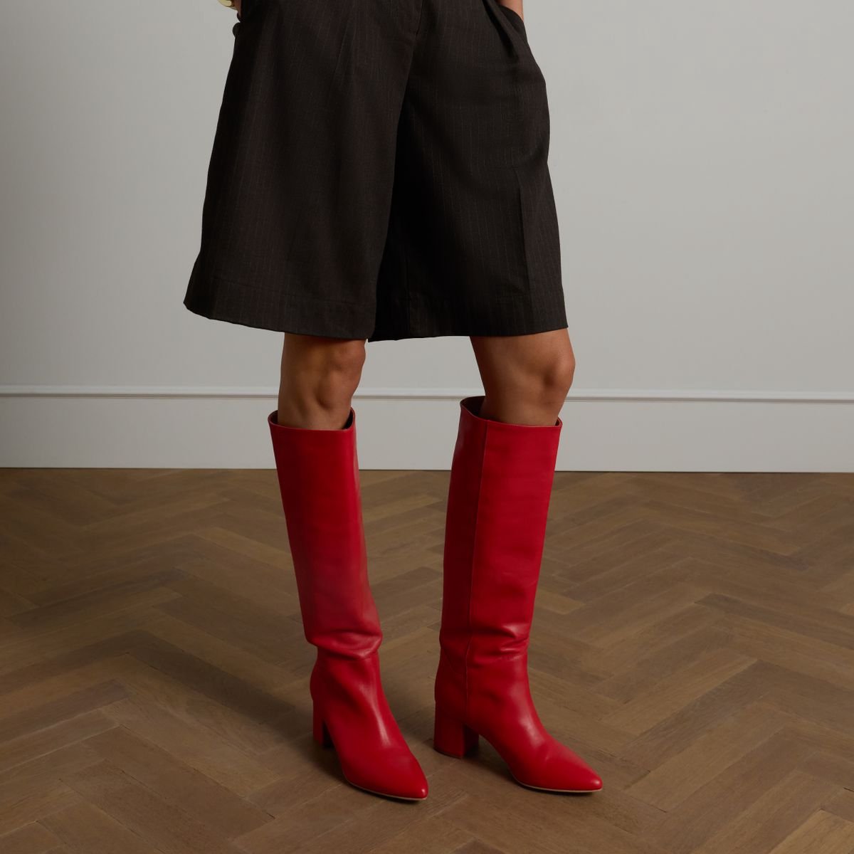Rote Lederstiefel mit Absatz