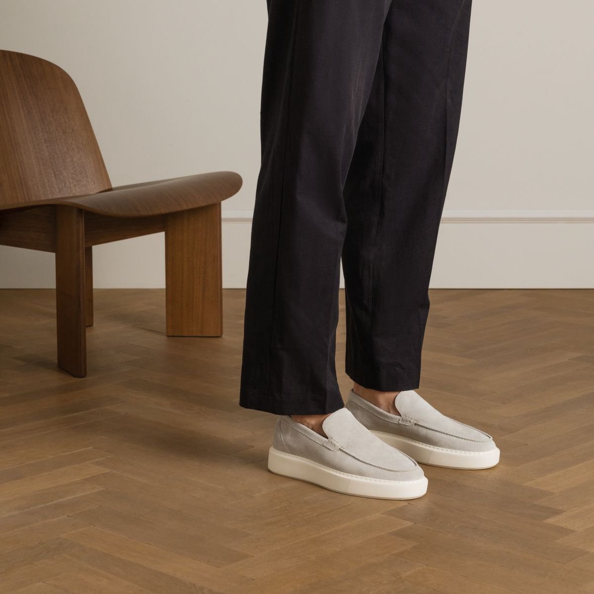 Hellgraue Veloursleder-Loafer