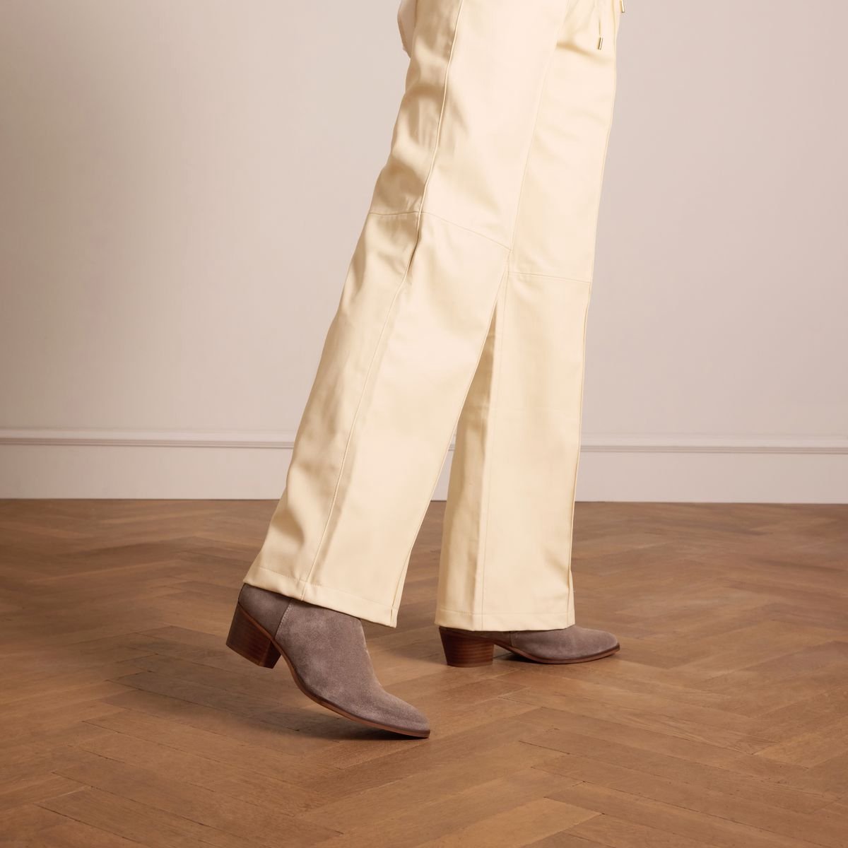 Graue Veloursleder-Stiefeletten mit Absatz