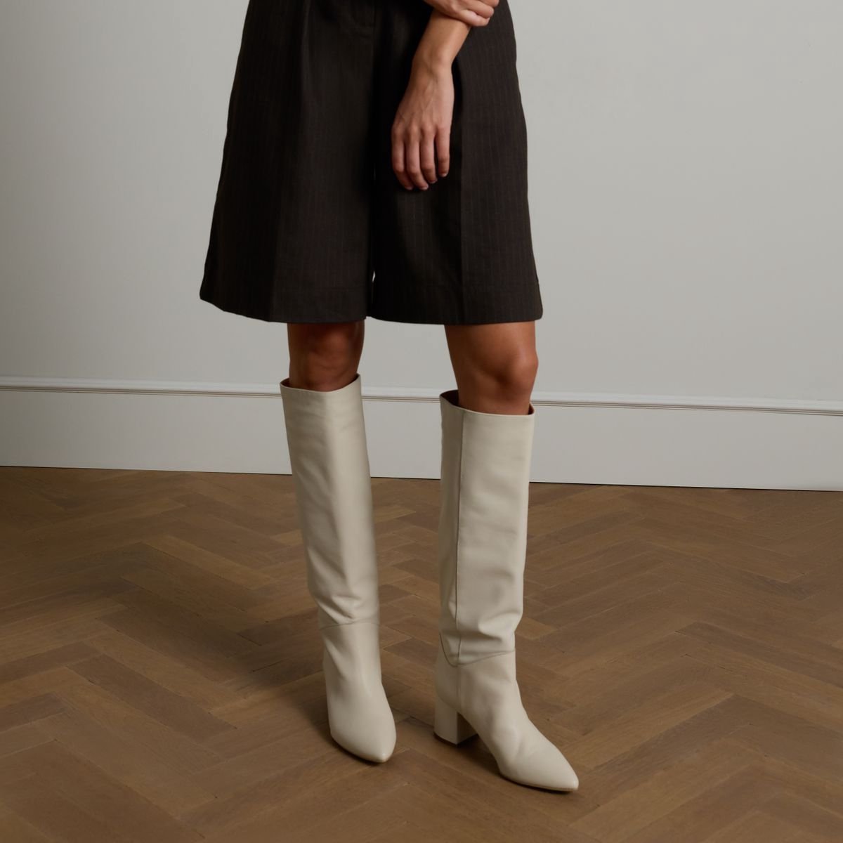 Weiße Lederstiefel mit Absatz