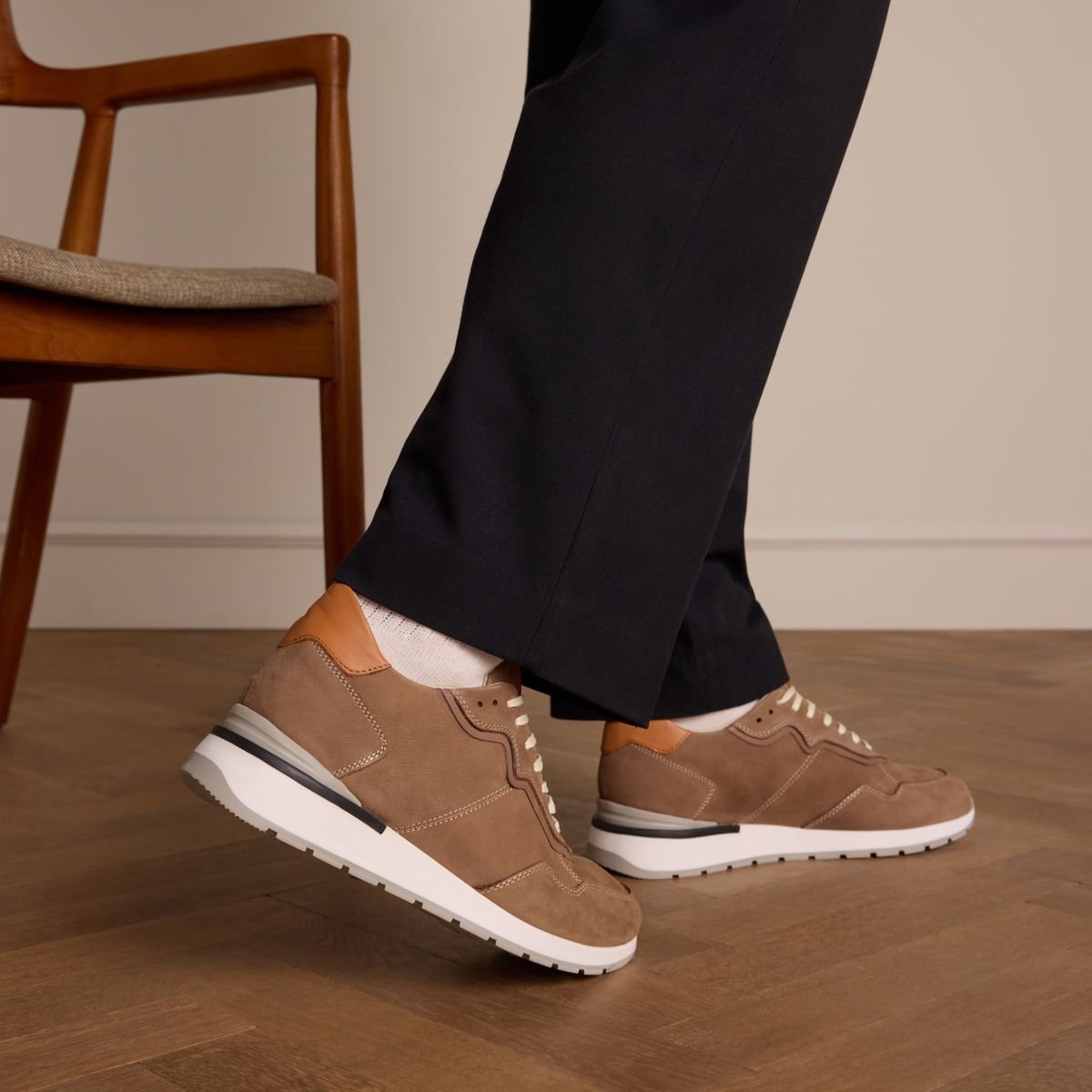 Beigefarbene Nubuk-Sneaker