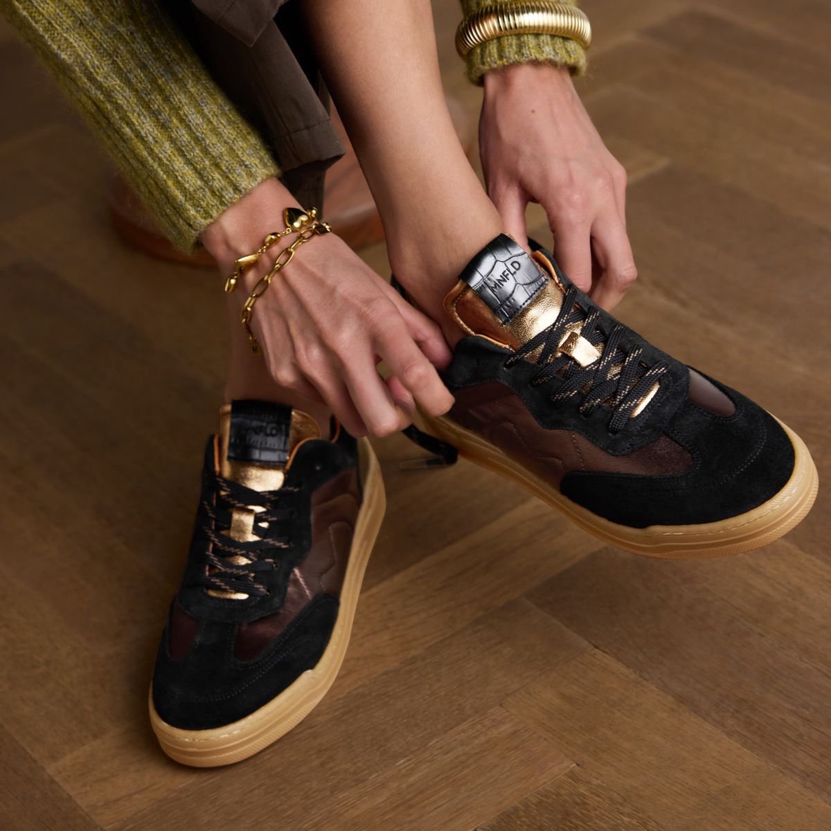 Schwarze Veloursleder-Sneaker mit bronzefarbenen Details