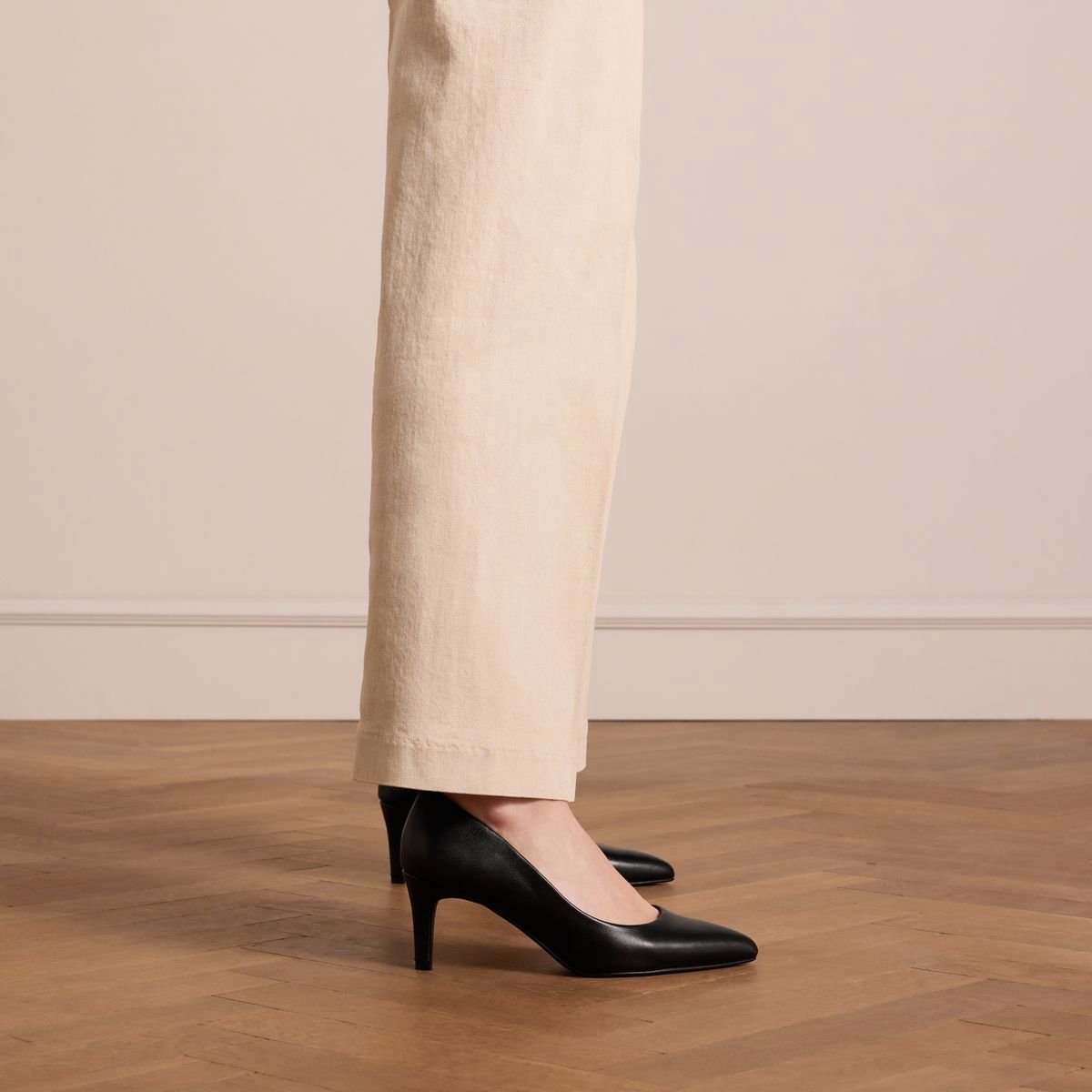 Geschlossene schwarze Lederpumps