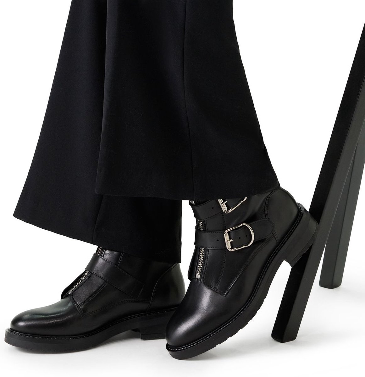 Schwarze Lederstiefeletten mit Schnalle
