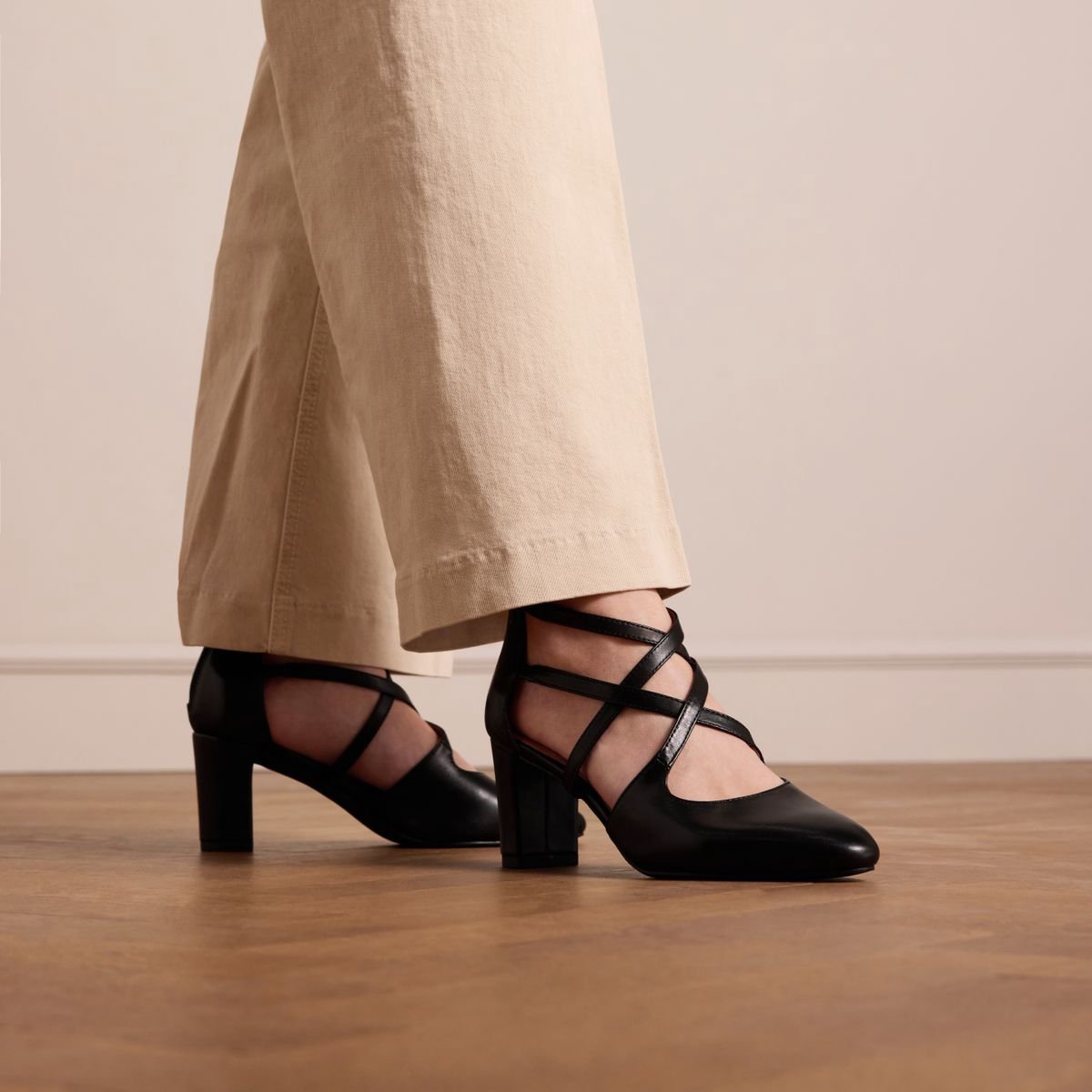 Schwarze Lederpumps mit Reißverschluss