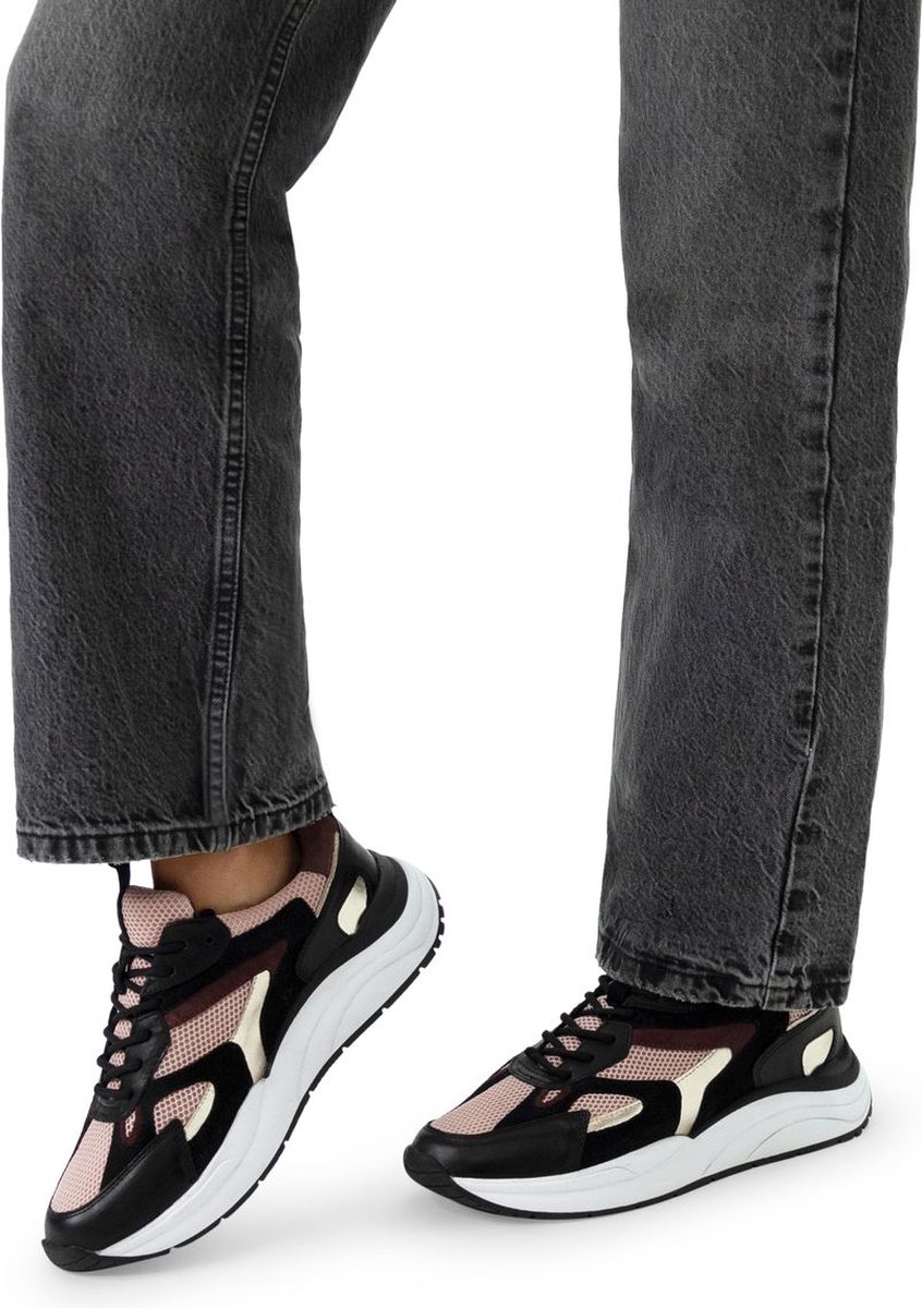 Schwarze Ledersneaker mit roséfarbenen Details